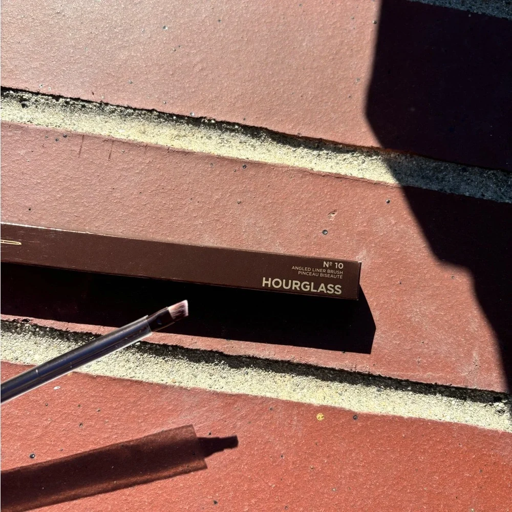 Hourglass liner brush